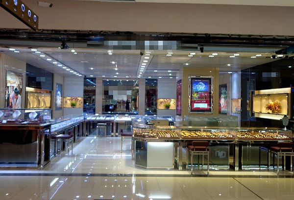 麻豆国产AV国片精品科技液晶广告屏应用连锁珠宝店提升品牌效益